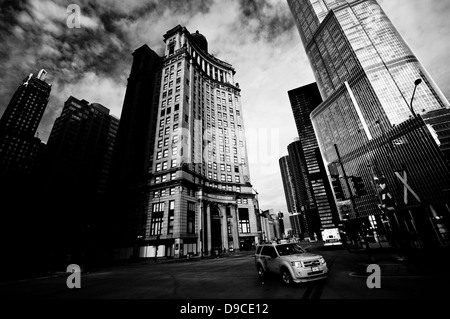 Downtown Chicago von North Michigan Avenue - London-Garantie-Gebäude auf der linken Seite gesehen & Trump Tower auf der rechten Seite Stockfoto