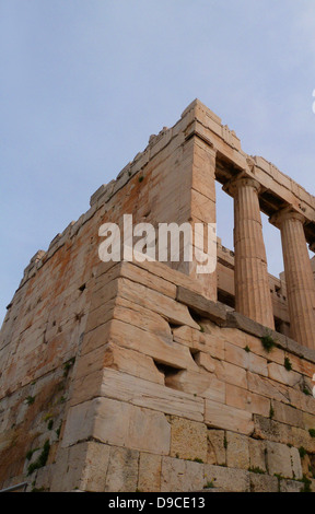 Die monumentalen Tor zur Akropolis, der propyläen unter der allgemeinen Richtung der Athenische Führer Pericles gebaut, aber Phidias war die Verantwortung für die Planung des Wiederaufbaus der Akropolis als Ganzes am Ende der Persischen Kriege gegeben. Nach Plutarch, der Propyläen wurde durch den Architekten Mnesicles konzipiert. Der Bau begann im 437 v. Chr. und wurde in 432, wenn das Gebäude war noch unvollendete beendet. Stockfoto