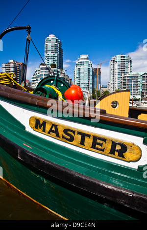 Bogen des geschälten Holzgefäss gegen die Skyline von Vancouver Stockfoto