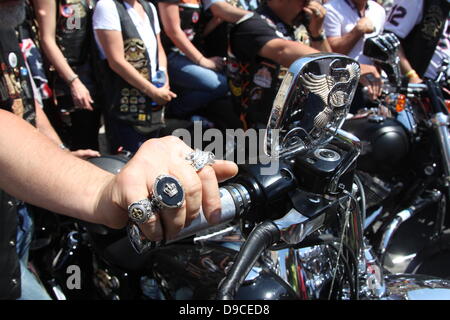 Rom, Italien. 16. Juni 2013 Harley Davidson Enthusiasten konvergieren auf dem Petersplatz, Vatikan für einen Päpstlichen Segen während Sonntag Masse in Rom Italien für europäische HD110th-Jahr-Feier Stockfoto