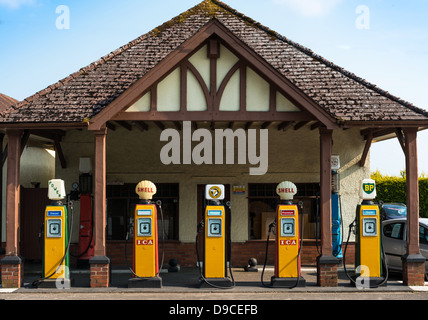 6. Juni 2013. Devon, England.  Alte, Vintage Zapfsäulen, Zapfsäulen, in einer Garage, Tankstelle, in Devon, England. Stockfoto