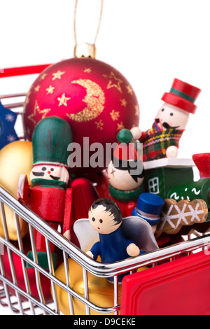 Christbaumschmuck-: Nahaufnahme des Einkaufswagens, voller Weihnachten Spielzeug und Kugeln, isoliert auf weißem Hintergrund Stockfoto