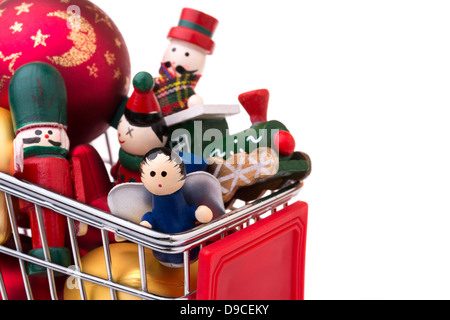 Christbaumschmuck-: Nahaufnahme des Einkaufswagens, voller Weihnachten Spielzeug und Kugeln, isoliert auf weißem Hintergrund Stockfoto