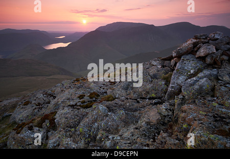 Der Gipfel des Robinson im Lake District bei Sonnenuntergang. Hohe Snockrigg, Loweswater fiel, niedrige Bank und Whiteless Hecht in Ferne Stockfoto