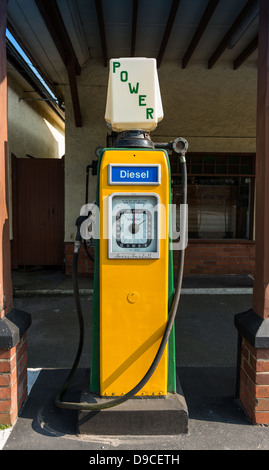 6. Juni 2013. Devon, England.  Alte, Vintage Zapfsäulen, Zapfsäulen, in einer Garage, Tankstelle, in Devon, England. Stockfoto