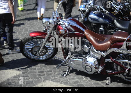 Harley-Davidson Enthusiasten Rollen in Rom.  Die geringe Rumpeln von einigen 35.000 Harley Davidson ist das Summen der Motorroller und Autos in den Straßen rund um den Vatikan überholen, und am Sonntag wird es auch sein in dem Petersplatz anwesend. Stockfoto