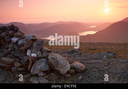 Der Gipfel des Robinson im Lake District bei Sonnenuntergang. Hohe Snockrigg, Loweswater fiel, niedrige Bank und Whiteless Hecht in Ferne Stockfoto