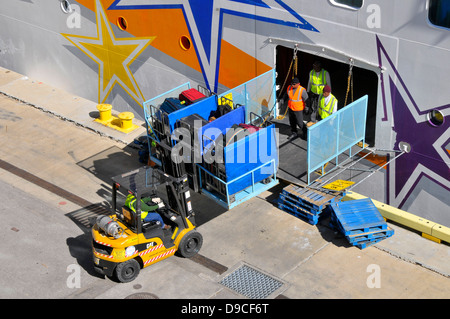 Kreuzfahrtschiff mit Zubehör und Gepäck in Port geladen werden Stockfoto