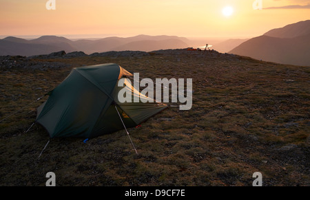 Wildes Campen auf dem Gipfel des Robinson, Buttermere im Lake District. Stockfoto