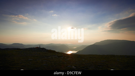 Sonnenuntergang über Buttermere und Crummock Wasser vom Gipfel des Robinson im Lake District. Stockfoto