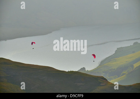 Gleitschirme mit hoher Snockrigg, Buttermere im Lake District mit Crummock Water in der Ferne. Stockfoto