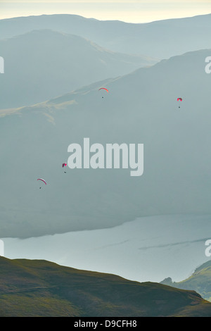 Gleitschirme mit hoher Snockrigg, Buttermere im Lake District mit Crummock Water in der Ferne. Stockfoto