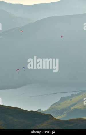 Gleitschirme mit hoher Snockrigg, Buttermere im Lake District mit Crummock Water in der Ferne. Stockfoto