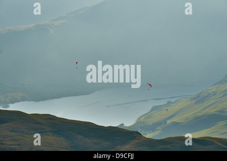 Gleitschirme mit hoher Snockrigg, Buttermere im Lake District mit Crummock Water in der Ferne. Stockfoto