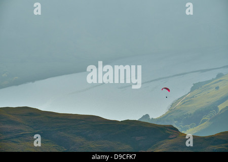 Gleitschirme mit hoher Snockrigg, Buttermere im Lake District mit Crummock Water in der Ferne. Stockfoto