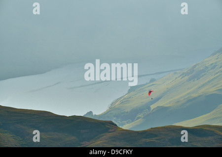 Gleitschirme mit hoher Snockrigg, Buttermere im Lake District mit Crummock Water in der Ferne. Stockfoto