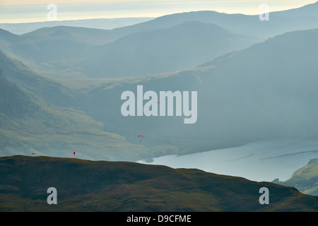 Gleitschirme mit hoher Snockrigg, Buttermere im Lake District mit Crummock Water in der Ferne. Stockfoto