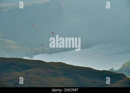 Gleitschirme mit hoher Snockrigg, Buttermere im Lake District mit Crummock Water in der Ferne. Stockfoto