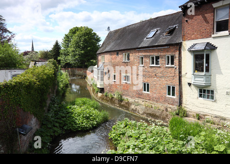 Henmore Bach, Fluss fließt durch den Markt Stadt von Ashbourne, Derbyshire Stockfoto