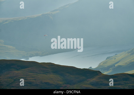 Gleitschirme mit hoher Snockrigg, Buttermere im Lake District mit Crummock Water in der Ferne. Stockfoto