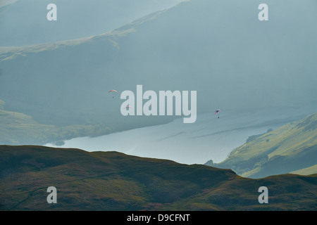 Gleitschirme mit hoher Snockrigg, Buttermere im Lake District mit Crummock Water in der Ferne. Stockfoto