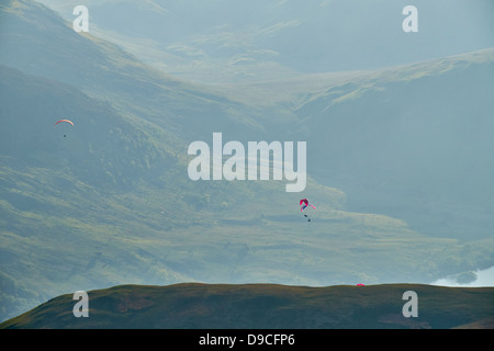 Gleitschirme mit hoher Snockrigg, Buttermere im Lake District mit Crummock Water in der Ferne. Stockfoto