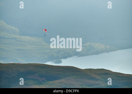 Gleitschirme mit hoher Snockrigg, Buttermere im Lake District mit Crummock Water in der Ferne. Stockfoto