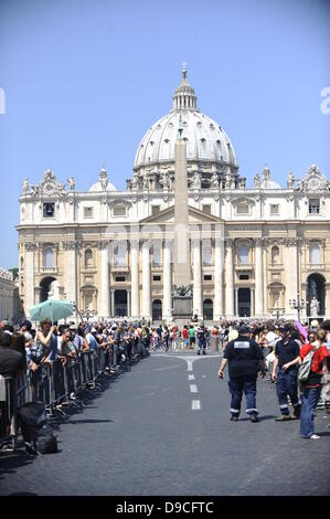 Harley-davidson Enthusiasten roll in Rom. Die niedrigen Poltern von rund 35.000 Harley Davidson ist überholen die Summen der Motorroller und Autos in den Straßen rund um den Vatikan, und am Sonntag wird es auch in st. Peter's Square. Stockfoto