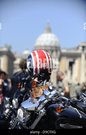 Vor dem Petersplatz ist während der Harley-Davidson 110th Anniversary Party in Rom ein Motorradhelm mit Sternen und Streifen abgebildet. Stockfoto