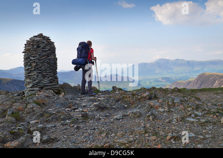 Ein Wanderer mit einem großen Rucksack auf dem Gipfel des Dale Head, Buttermere Fells im Lake District. Stockfoto