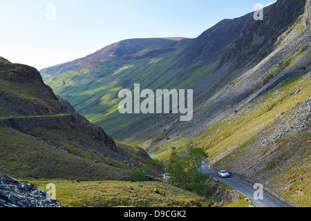 Blick nach unten Honister Pass als ein Auto fährt hoch. Buttermere, Lake District. Stockfoto