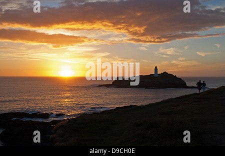 Sonnenuntergang über Godrevy Leuchtturm, Cornwall, UK Stockfoto