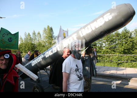 Enniskillen, Nordirland. 17. Juni 2013. Ein Demonstrant mit einer Maske von Osama Bin Laden begleitet eine "Drop Schulden nicht Bomben" Rakete durch die Straßen von Enniskillen der Anti-G8-Gipfel März. Bildnachweis: Darron Mark/Alamy Live-Nachrichten Stockfoto