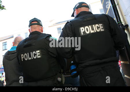 Enniskillen, Nordirland. 17. Juni 2013. Polizei blockieren Seitenstraßen, wie der Marsch durch die Innenstadt von Enniskillen übergibt. Bildnachweis: Darron Mark/Alamy Live-Nachrichten Stockfoto