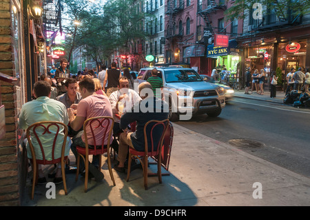 Menschen Essen in einem Straßencafé auf MacDougal Street in Greenwich Village. Stockfoto