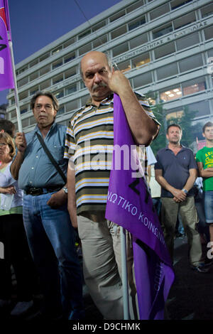 Athen, Griechenland, 17. Juni 2013. Griechische Partei SYRIZA Oppositionsführer, befasst sich mit Alexis Tsipras Unterstützer ein Jahr nach den Parlamentswahlen 2012. Stockfoto