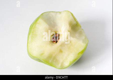 Eine halbe grüne Apfel zeigt den Kern und die Samen gegessen Stockfoto