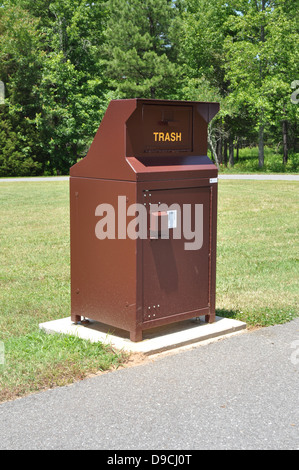 Der Nachweis eines Bären Abfallbehälter. Stockfoto