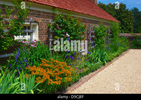 Blumen säumen die Wand von einem Garten Gebäude in Washingtons Mount Vernon Plantage. Stockfoto