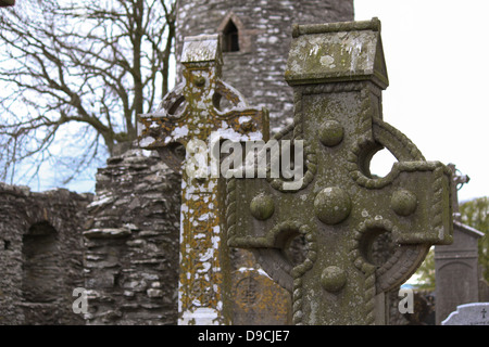 Abgebildet sind keltische Kreuze in Monasterboice, Drogheda, Co. Louth, Irland. Stockfoto