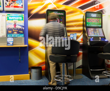 Wetten zu festen Quoten Terminals in Coral Buchmacher, England, Großbritannien Stockfoto