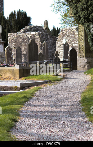 Im Bild im Hintergrund befinden sich die Ruinen der Nordkirche in Monasterboice, Drogheda, Co. Louth. Stockfoto