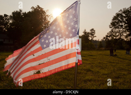 Wetter getragen amerikanische Flagge auf dem Friedhof Stockfoto
