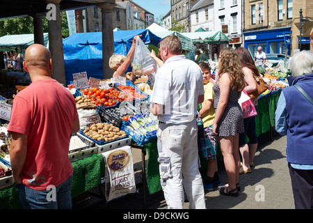 Obst und Gemüse Stand auf Hexham Bauernmarkt. Stockfoto