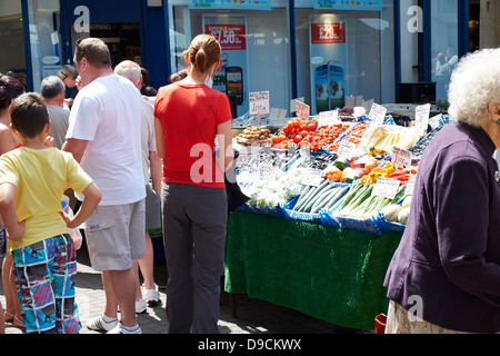 Käufer bei Obst und Gemüse stall in Hexham Bauernmarkt. Stockfoto