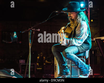 Sänger und Songwriter John Corabi, die kurz die Rockband Mötley Crüe fronted, führt live auf der Cubby Bear Lounge in Chicago, Illinois am 14. Juni 2013. Stockfoto