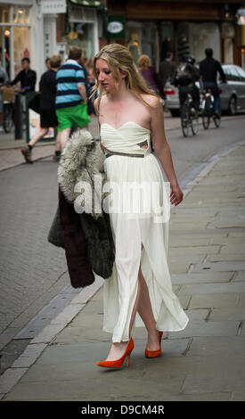 Cambridge, UK. 17. Juni 2013. Studenten des Trinity College Cambridge Überschrift ihren Ball kann heute nach Abschluss ihrer Prüfungen. Cambridge UK Credit: JAMES LINSELL-CLARK/Alamy Live-Nachrichten Stockfoto