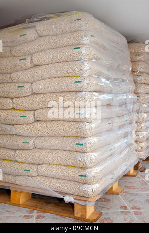 Paletten von Holzpellets in Plastiktüten Stockfoto