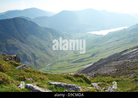 Fleetwith Pike, Heuhaufen, hohe Felsen & High Stile von unterhalb des Gipfels von Dale Head in Buttermere, Lake District. Stockfoto