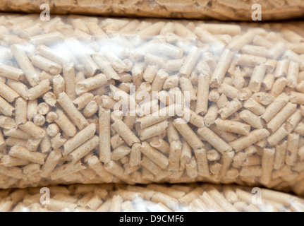 Plastiktüten von Holzpellets Stockfoto